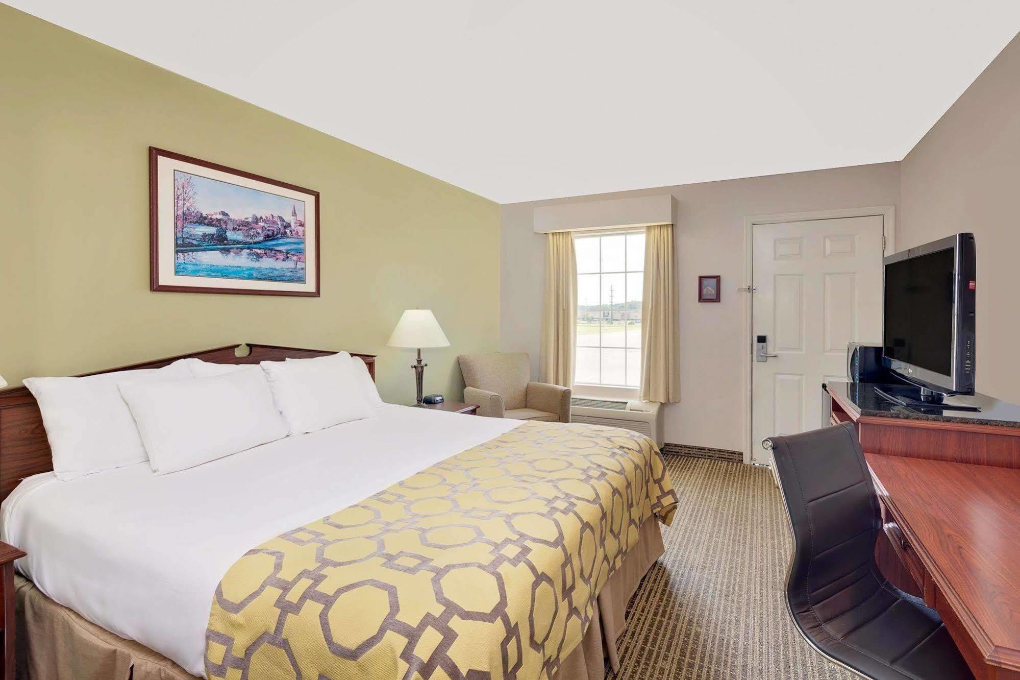 Baymont By Wyndham Cleveland Motel Exterior photo